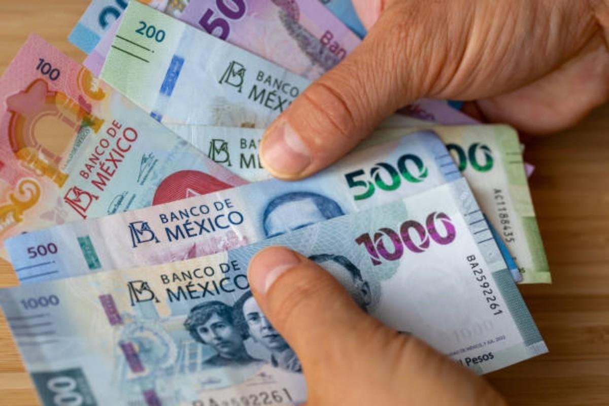 Hombre contando dinero Foto: Pexels