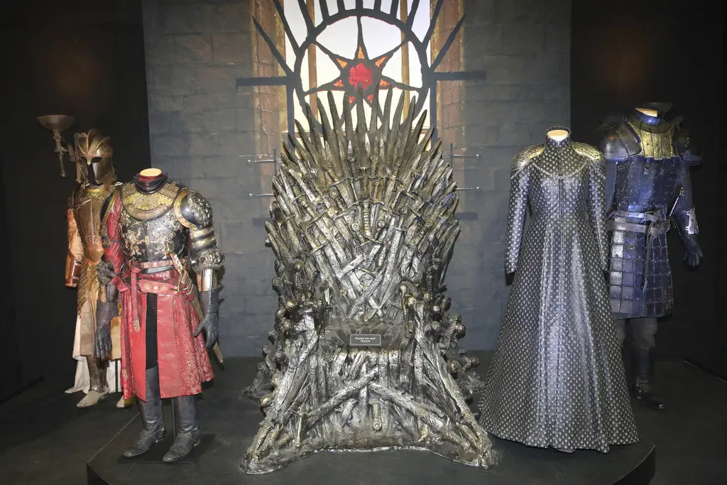 El Trono de Hierro y vestuarios en exhibición durante la inauguración de la exposición itinerante de “Game of Thrones” en el centro de exhibiciones Titanic en Belfast, Irlanda del Norte, el miércoles 10 de abril de 2019. (Foto AP, archivo)