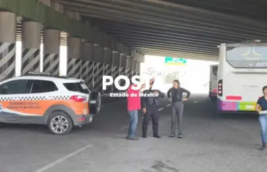 Caos en la México-Pachuca; transportistas bloquean por disputa de base (VIDEO)