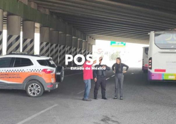 Caos en la México-Pachuca; transportistas bloquean por disputa de base (VIDEO)