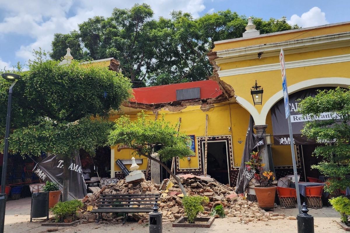 El colapso dejó un gran agujero y escombros alrededor Foto: X(Twitter) @GobTlaquepaque