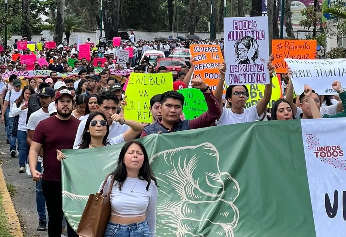 Estudiantes marchan en apoyo a la Reforma del Poder Judicial