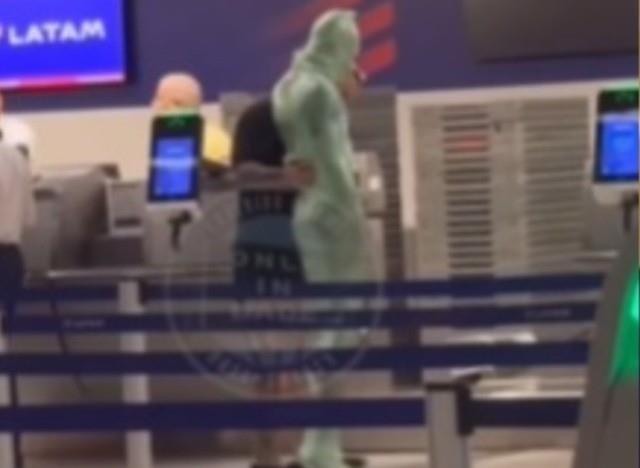 Hombre se envuelve en plástico para pasar como equipaje en aeropuerto de Miami