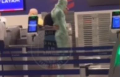 Hombre se envuelve en plástico para pasar como equipaje en aeropuerto de Miami