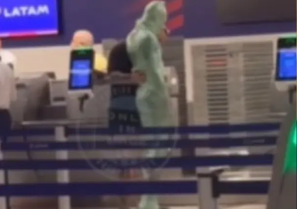 Hombre se envuelve en plástico para pasar como equipaje en aeropuerto de Miami