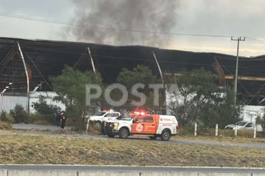 Incendio consume fábrica en Anillo Periférico de Escobedo