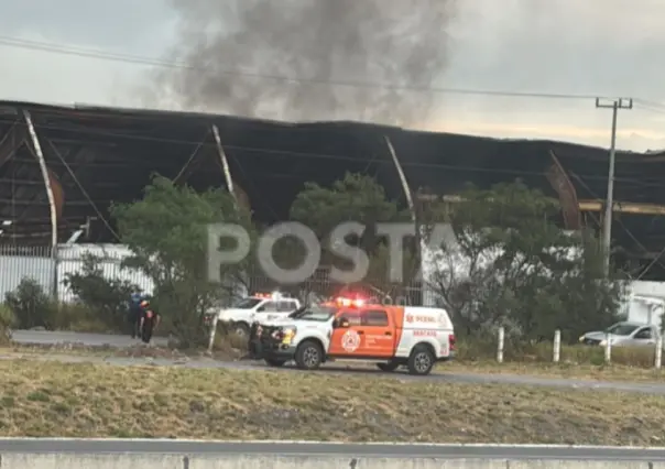 Incendio consume fábrica en Anillo Periférico de Escobedo