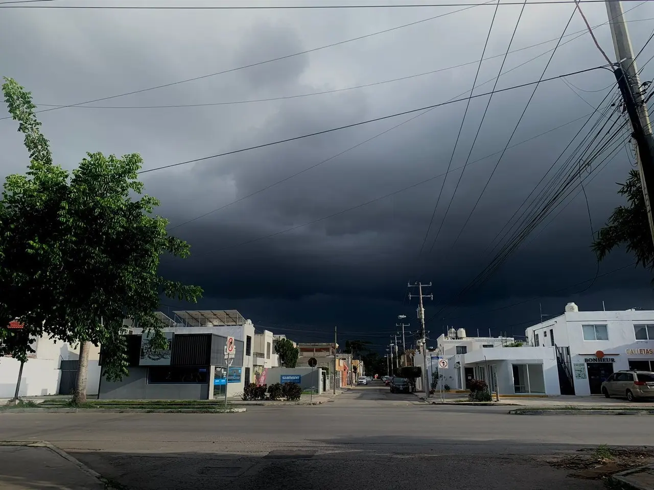 Se esperan lluvias muy fuertes a puntuales intensas, vientos de 40 a 60 km/h y temperaturas altas de 35 a 40 °C. Foto: Adity Cupil