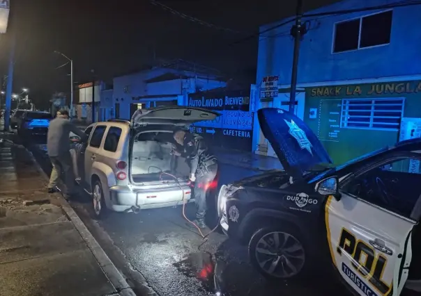 Atienden policías municipales a conductores varados por lluvia