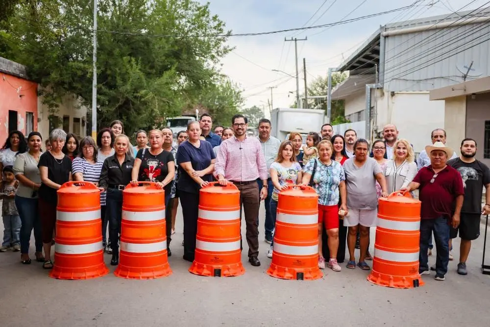 David de la Peña Marroquín, inauguró la primera etapa de repavimentación de la calle Huajuquito, en Los Cavazos. Foto. Gobierno de Santiago