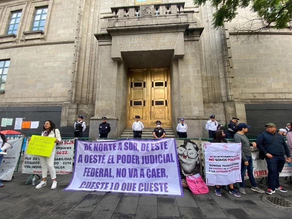 Trabajadores de la SCJN en paro tras irse a votación. Foto: El Sol de México.