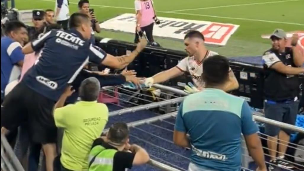 Thiago Volpi se acerca a regalar sus guantes y es agredido por fans de Monterrey