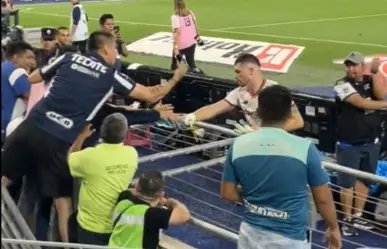 Thiago Volpi se acerca a regalar sus guantes y es agredido por fans de Monterrey