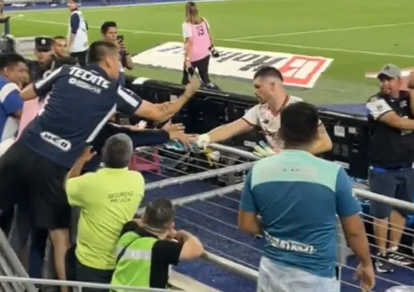 Thiago Volpi se acerca a regalar sus guantes y es agredido por fans de Monterrey