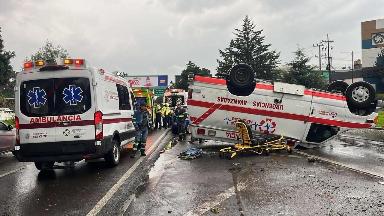 El saldo de la volcadura fue de tres personas lesionadas, una de ellas, la que viajaba como paciente. Foto: Especial