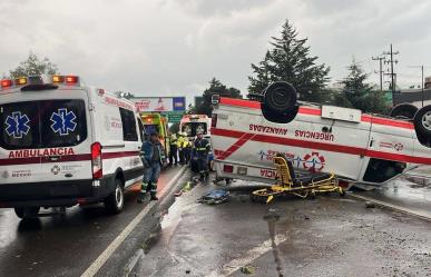 Vuelca ambulancia en Paseo Tollocan; trasladaba paciente