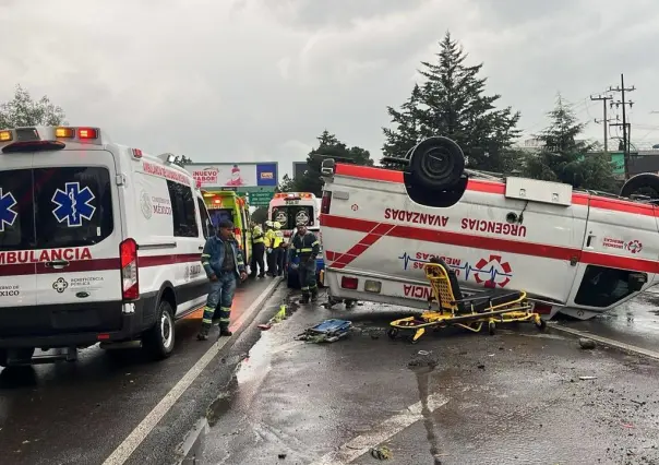 Vuelca ambulancia en Paseo Tollocan; trasladaba paciente