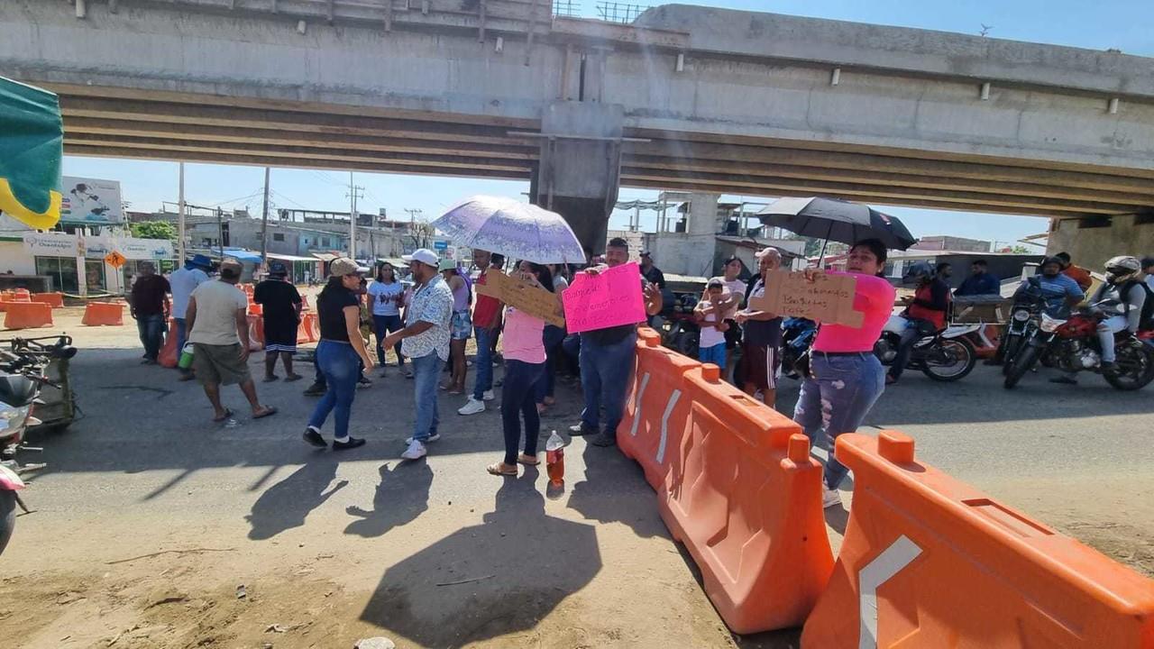 Los manifestantes bloquearon el Puente Grijalva II para exigir mayores señalamientos en la zona. Foto: Armando de la Rosa.