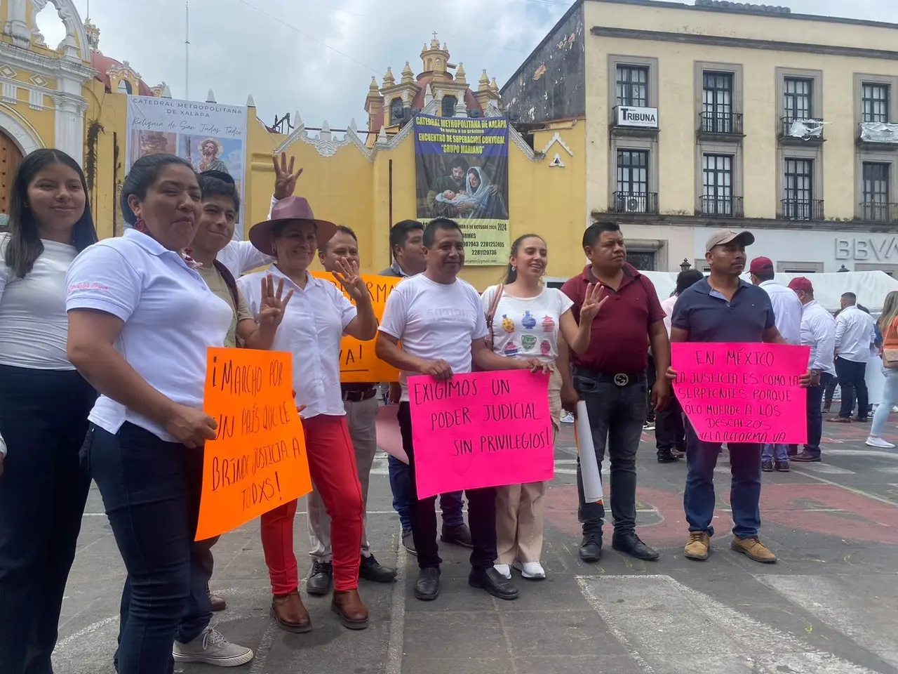 Portando lonas, cartulinas, altavoces, batucadas, matracas y banderas de México, el contingente expresó su apoyo a la reforma propuesta por AMLO. Foto: Rosalinda Morales.