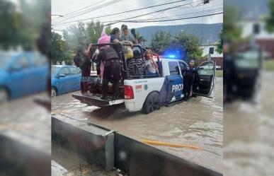 ¡Todos arriba! Transporta Proxpol de Escobedo a ciudadanos por inundaciones