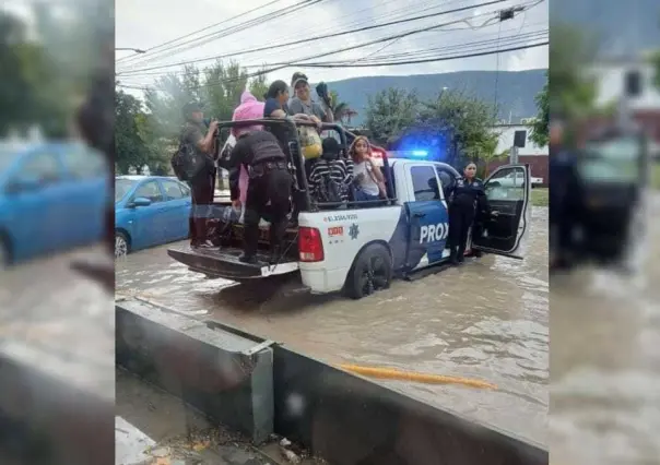 ¡Todos arriba! Transporta Proxpol de Escobedo a ciudadanos por inundaciones