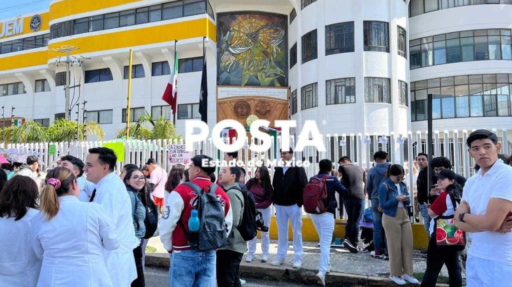 Protestan estudiantes de odontología en Metepec por alza en colegiaturas