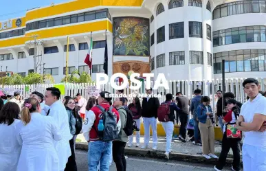 Protestan estudiantes de odontología en Metepec por alza en colegiaturas