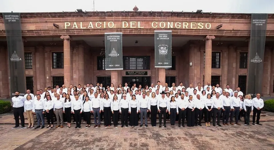 Los diputados y diputadas se tomaron la fotografía afuera del Palacio. (Fotografía: Congreso de Coahuila)