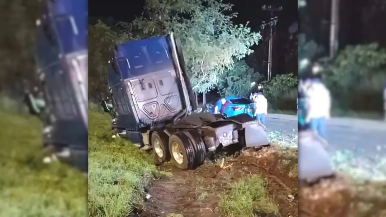 El tráiler término fuera de la cinta asfáltica Foto: Redes