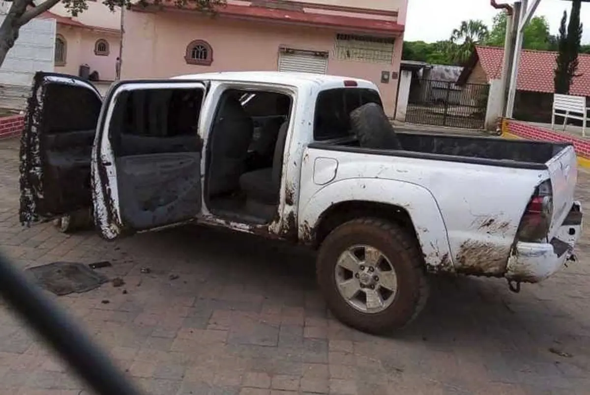 Una camioneta quedó con las puertas abiertas tras la balacera en San José del Llano, municipio de Badiraguato, Sinaloa,  que dejó como saldo dos muertos. Foto: X @Eco1_LVM