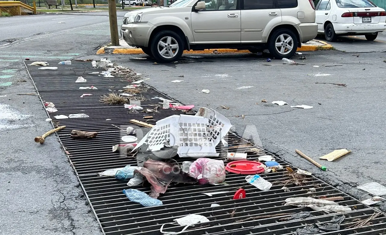 Lluvias dejan alcantarillas cubiertas de basura. Foto. Rosy Sandoval