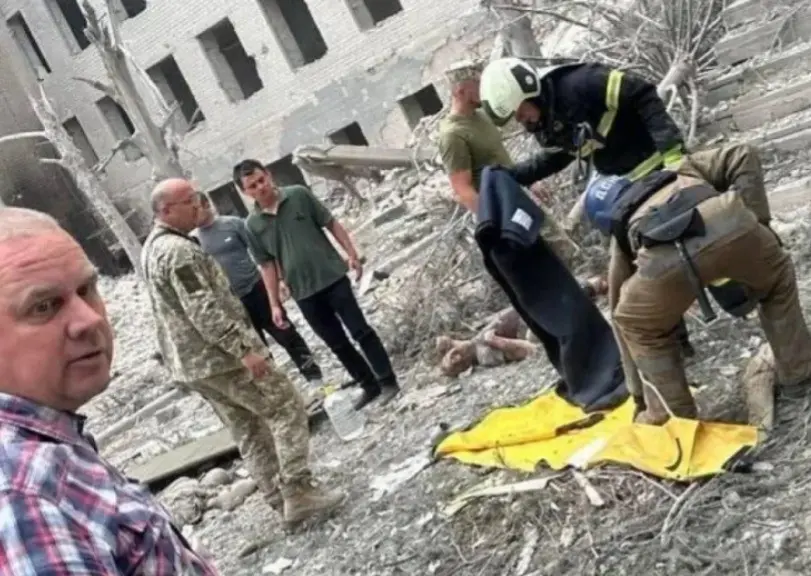 Cadetes militares afuera del área donde ocurrió el bombardeo. Foto: EL ESPAÑOL.