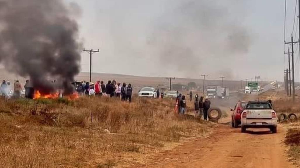 Reabren carretera tras bloqueo en Camalú, Baja California