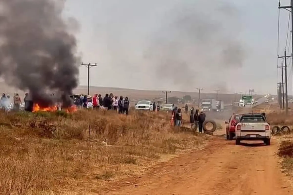 Grupo de ciudadanos bloquean la carretera. Foto: Península BC