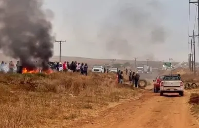 Reabren carretera tras bloqueo en Camalú, Baja California