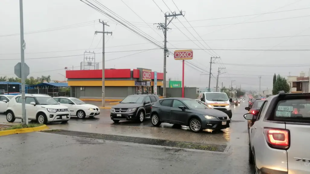 Lluvia provoca caos vial al sur de Saltillo