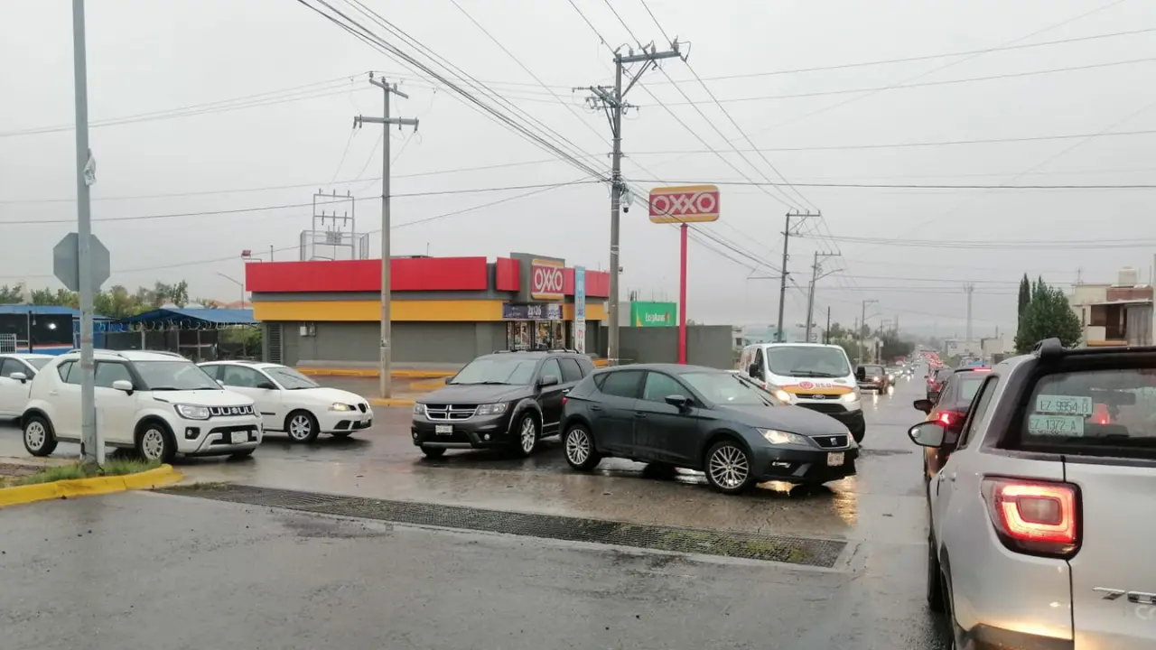 Caos vial por lluvias en Saltillo zona sur / Foto: Claudia Almaraz