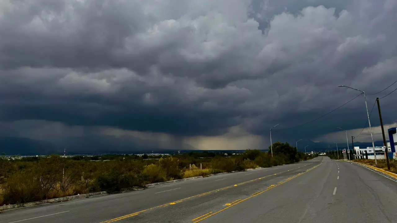 Carretera en Saltillo a punto de llover / Foto: Eduardo Carrillo