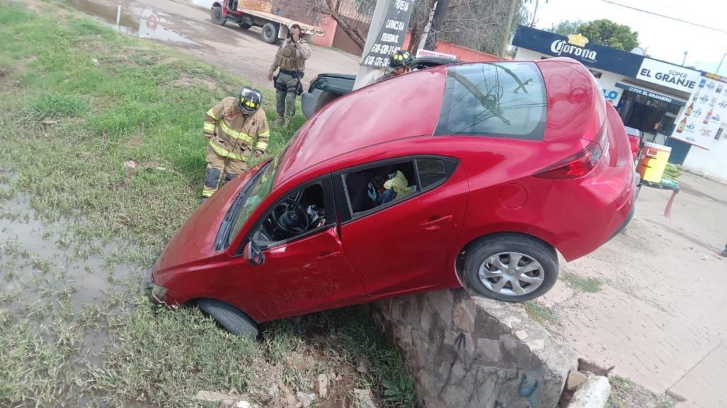 Vehículo cae al canal de avenida Cima