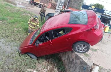 Vehículo cae al canal de avenida Cima