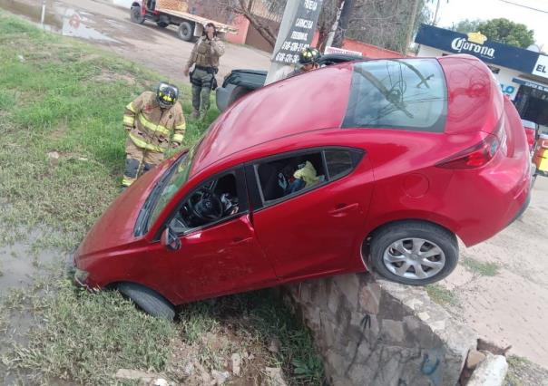 Vehículo cae al canal de avenida Cima