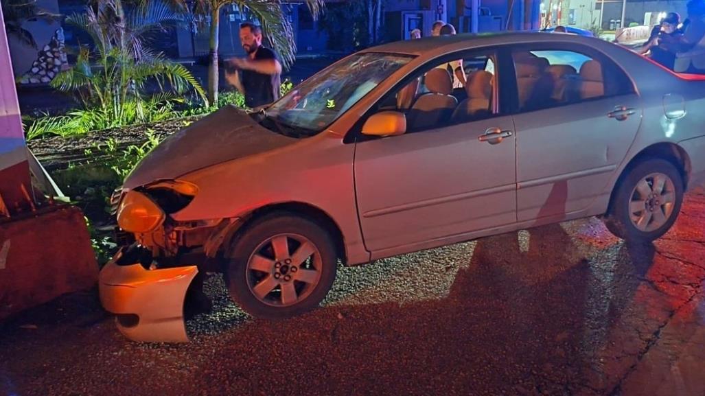 Toyota Corolla choca en Mérida-Motul al intentar evitar accidente