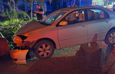 Toyota Corolla choca en Mérida-Motul al intentar evitar accidente