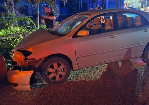 Toyota Corolla choca en Mérida-Motul al intentar evitar accidente