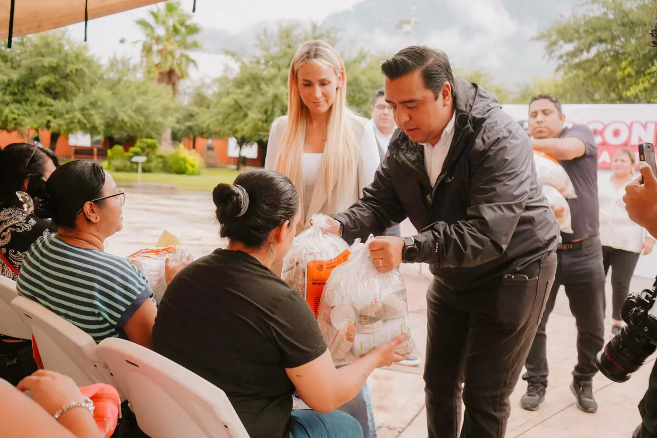 Jesús Nava entrega despensas para grupos vulnerables en Santa Catarina