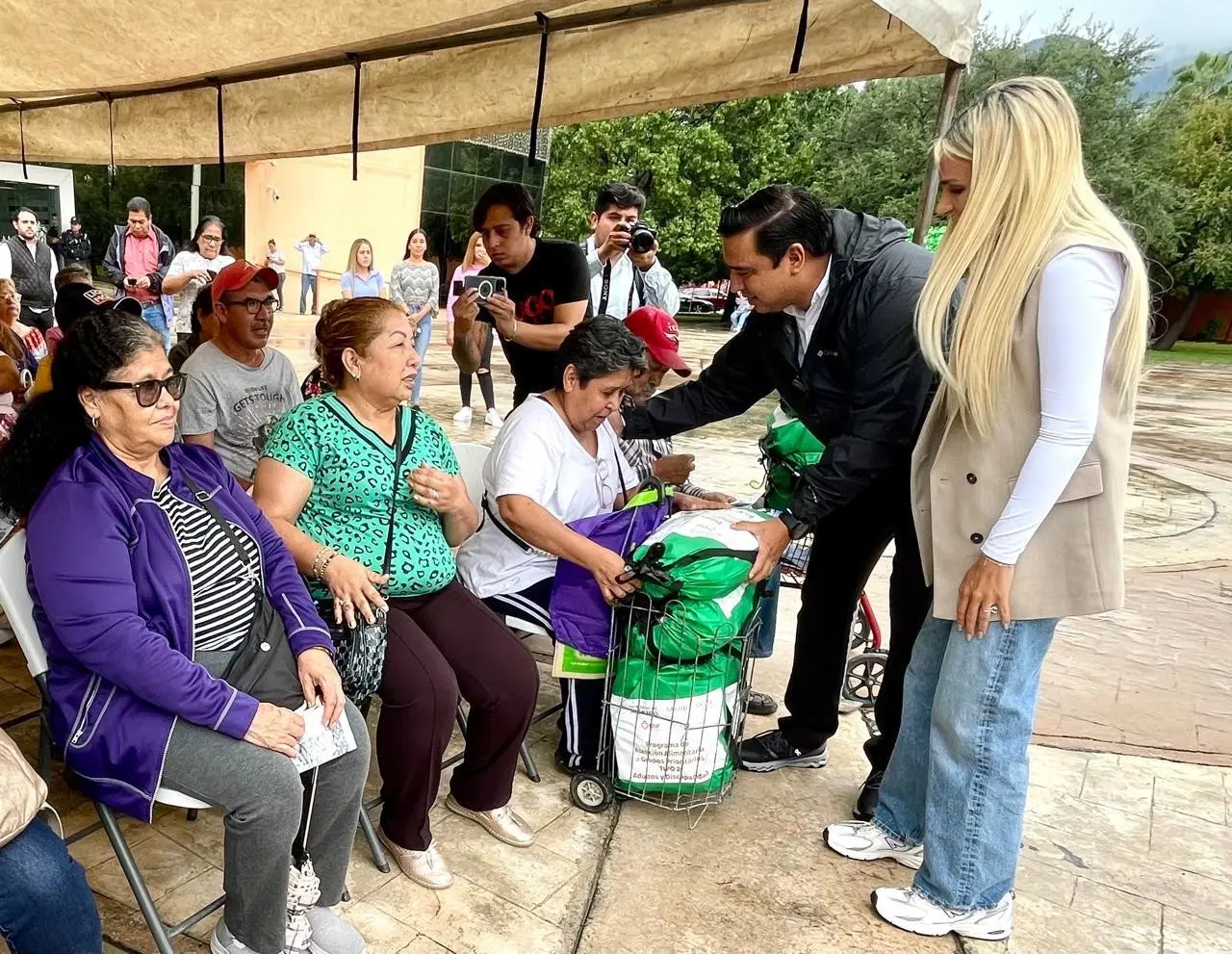 Jesús Nava entrega despensas para grupos vulnerables en Santa Catarina
