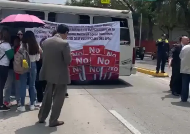 Docentes y personal administrativo del IPN, bloquean Circuito Interior