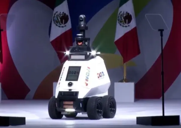 VIDEO: Robot saluda y habla a Durango en Segundo Informe de Gobierno de EVV