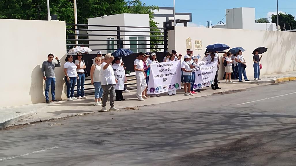 Trabajadores de juzgados federales bloquean oficinas del Tren Maya en Mérida