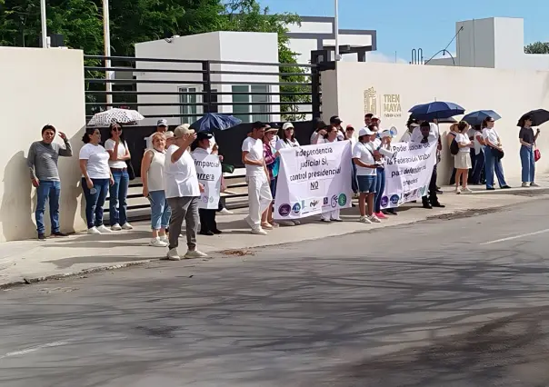 Trabajadores de juzgados federales bloquean oficinas del Tren Maya en Mérida